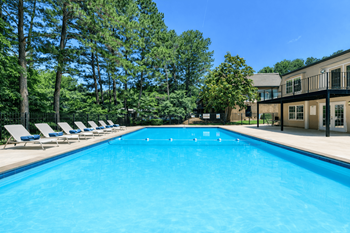 Maplewood pointe swimming pool & sun deck lounge